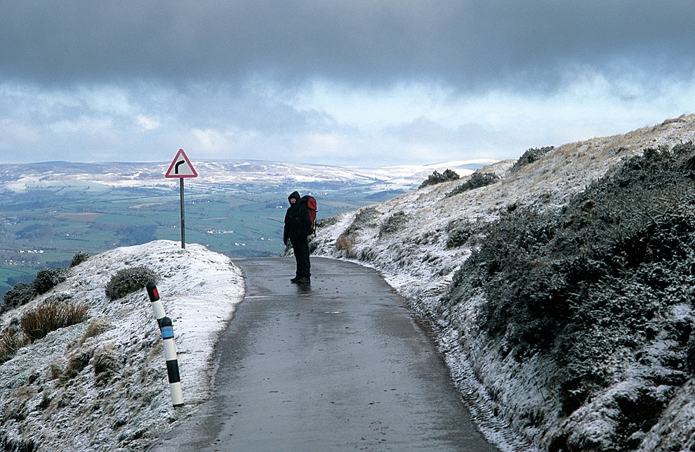 Turystę w górach Walii czekają rozległe widoki w postaci bezleśnych grzbietów górskich, gdzieniegdzie porośniętych tylko skąpym lasem.